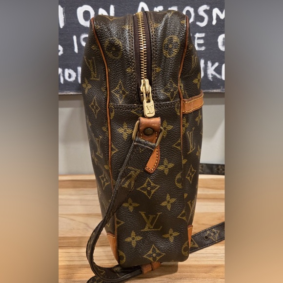 Louis Vuitton VINTAGE Monogram Danube MM Crossbody - Picture 6 of 16
